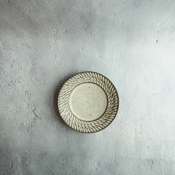 しのぎ リム平皿 5寸 白 - nokaze｜陶器、和食器、うつわの通販