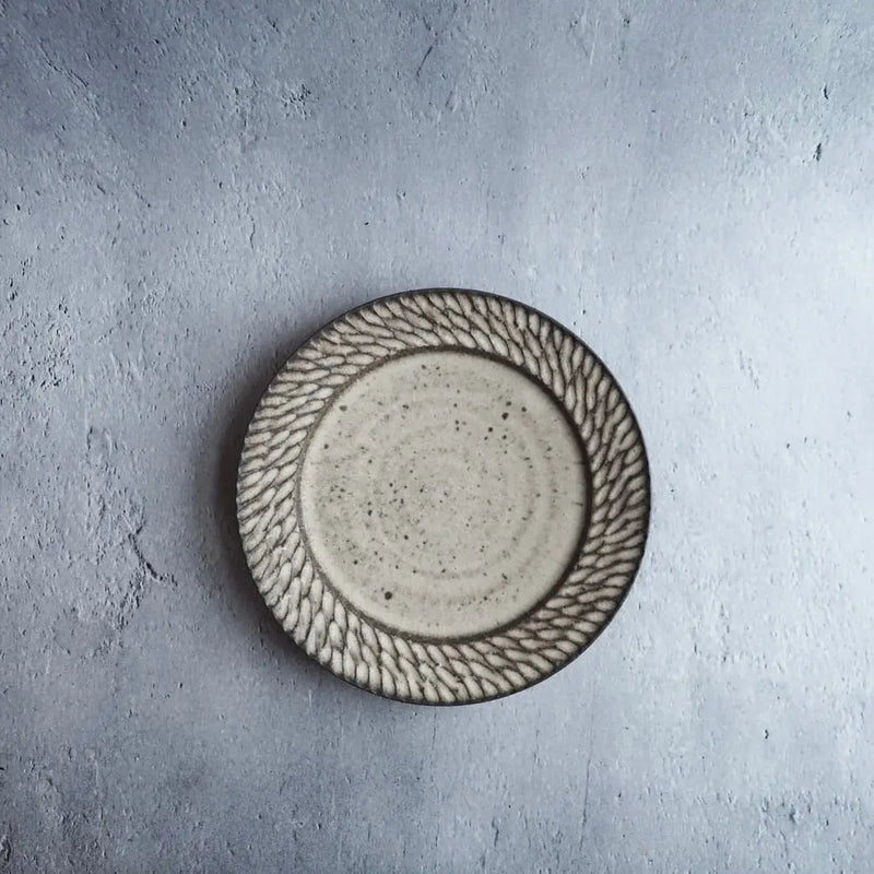 しのぎ リム平皿 6寸 白 - nokaze｜陶器、和食器、うつわの通販