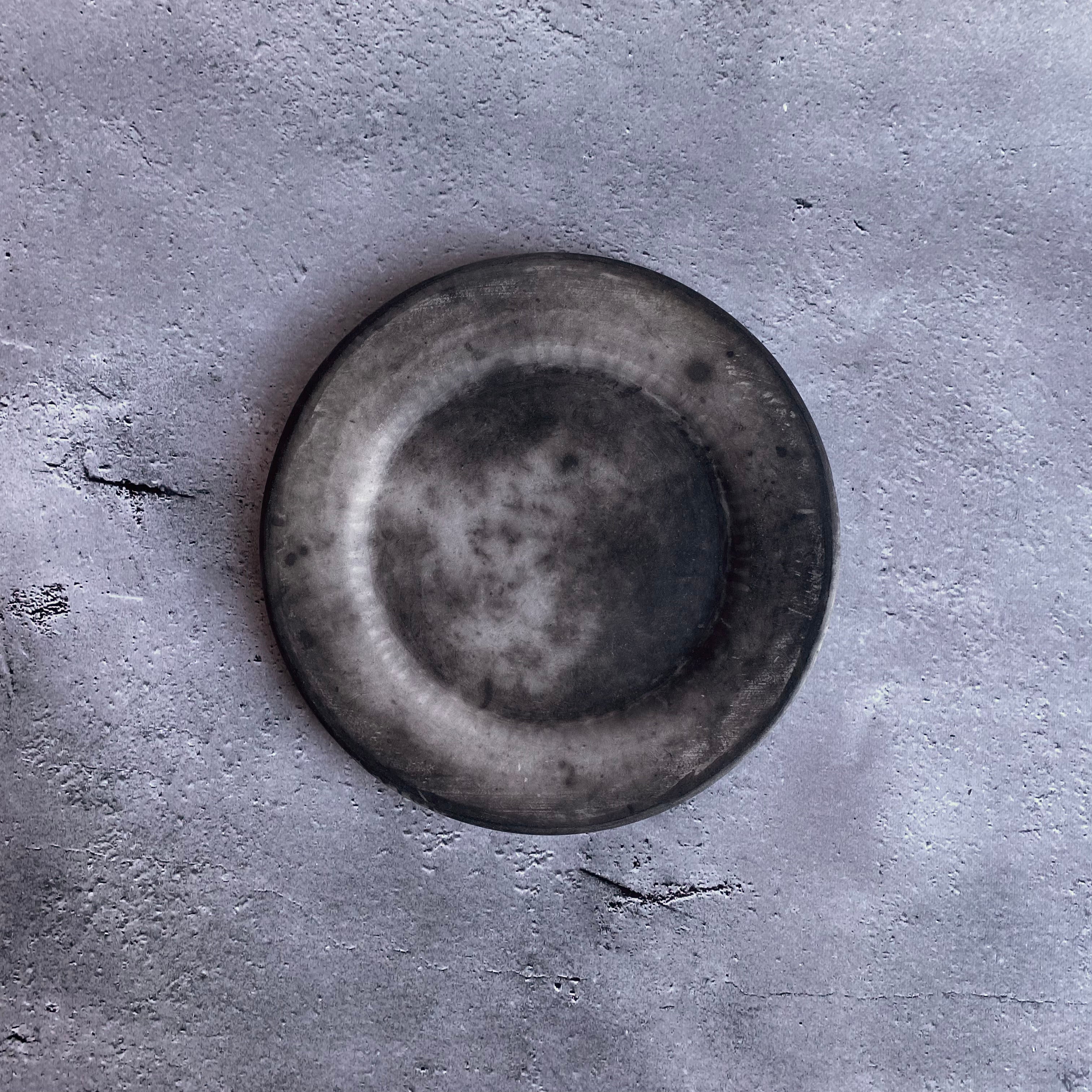 炭化焼き締め 7寸リム皿 nokaze|陶器、和食器、うつわの通販