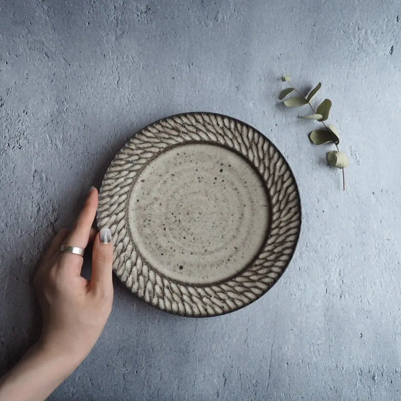 しのぎ リム平皿 6寸 白 - nokaze｜陶器、和食器、うつわの通販