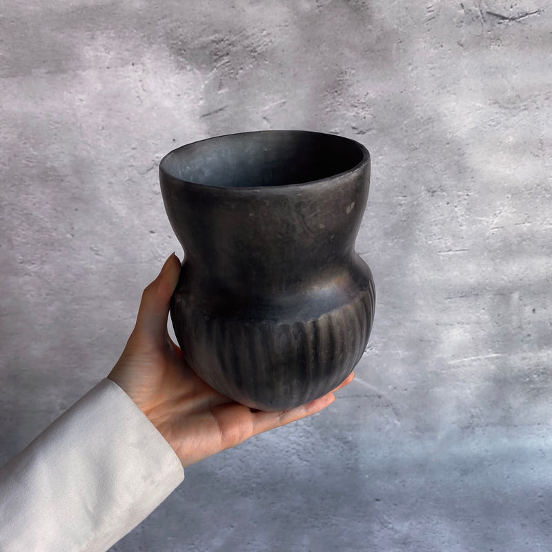 炭化焼き締め 花器（しのぎ） – nokaze｜陶器、和食器、うつわの通販