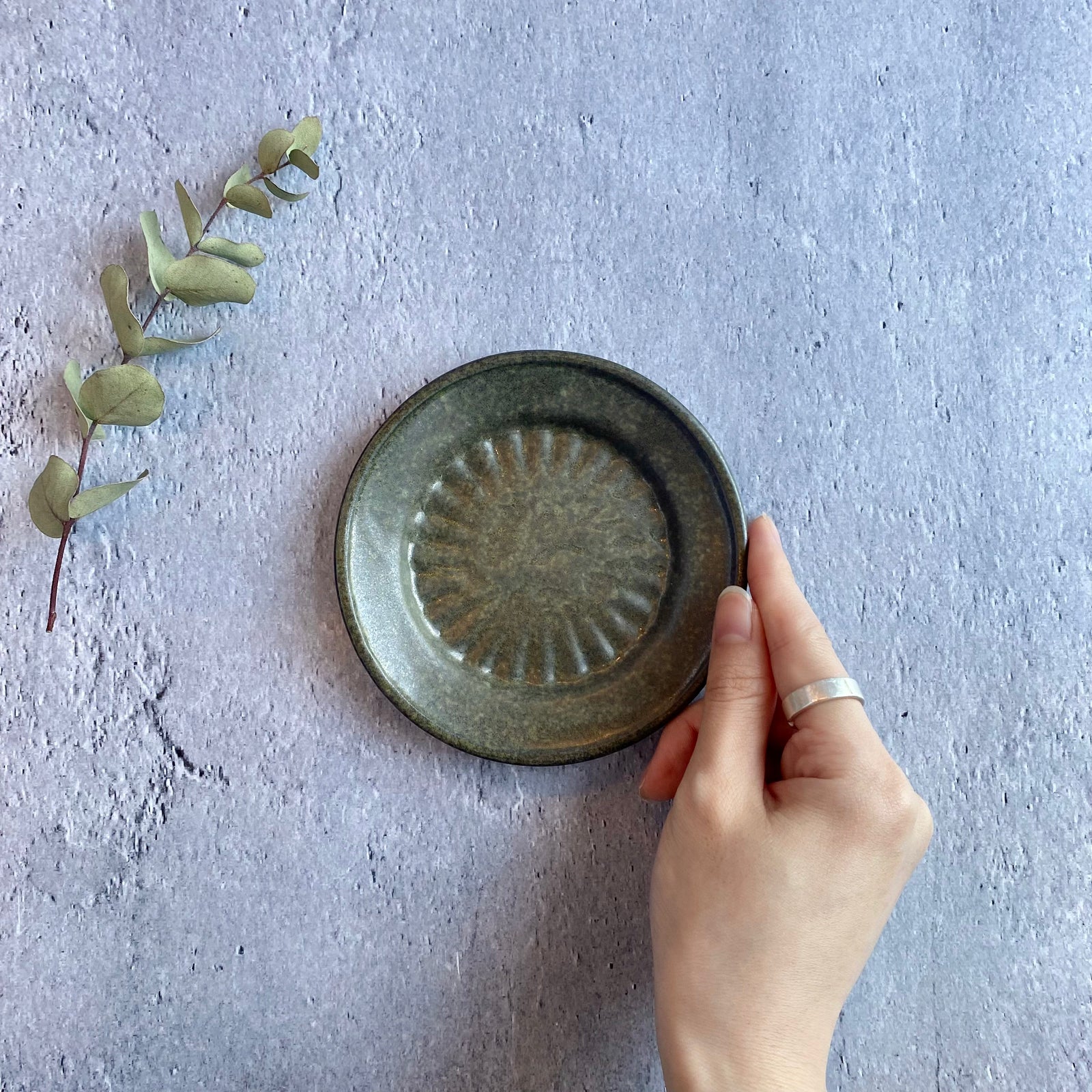 作家 飛松灯器 山プレート / 丸 / S / olive – nokaze｜陶器、和食器