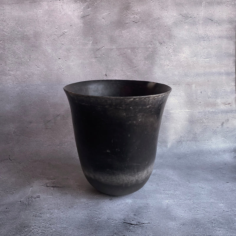 Artist: Hironobu Ishikawa [Store pickup only/No shipping] Carbonized porcelain vase (large trumpet)