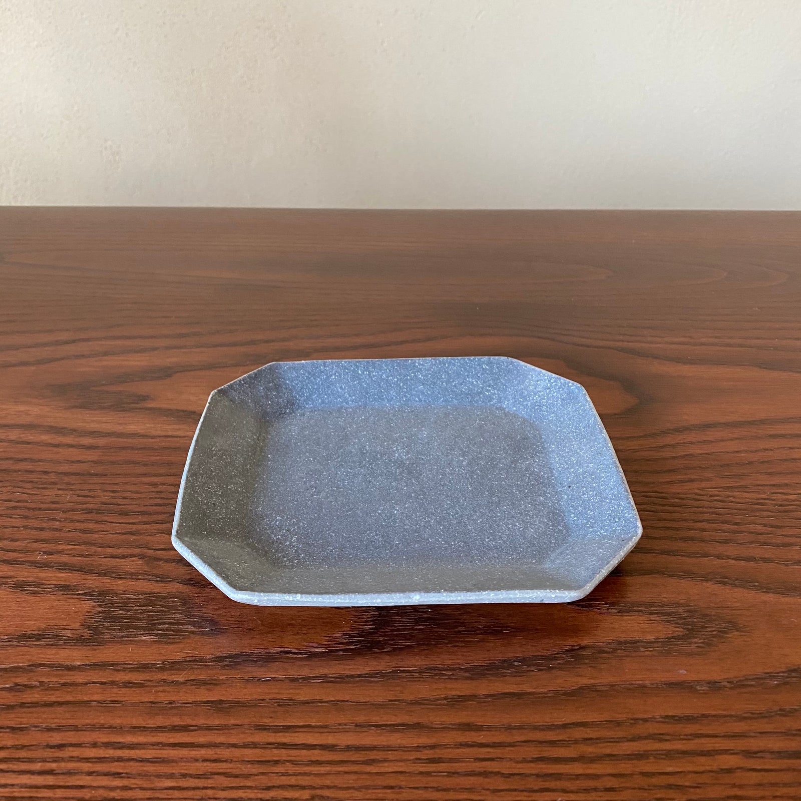八角ケーキ皿 グレー釉｜古谷製陶所（信楽焼 陶器） – nokaze｜陶器