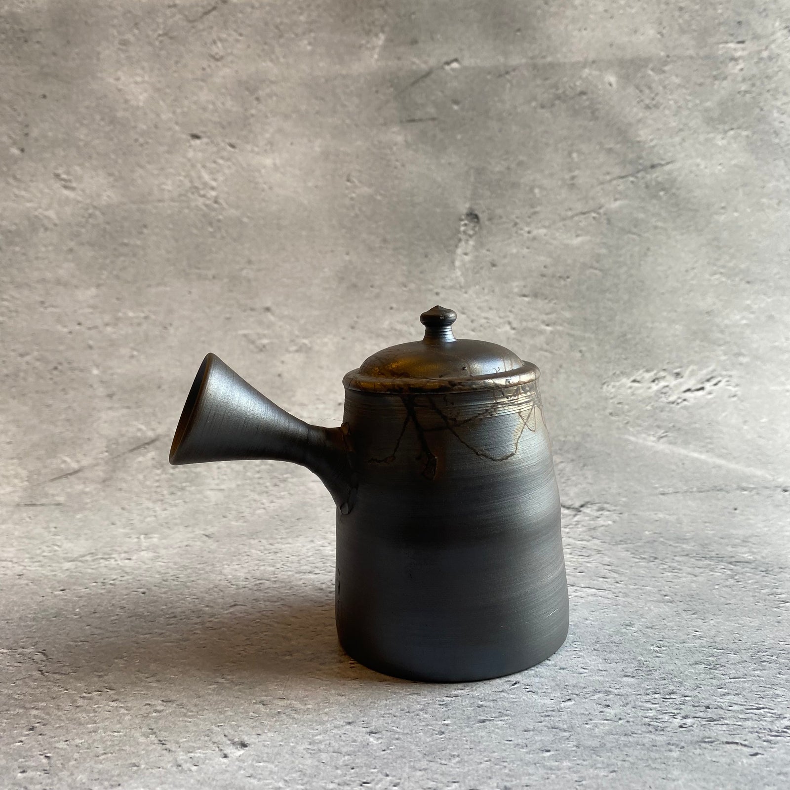 三太郎のゆうゆう炭焼塾 藻掛筒型急須（180ml）黒｜作家 山田勇太郎（常滑 茶器