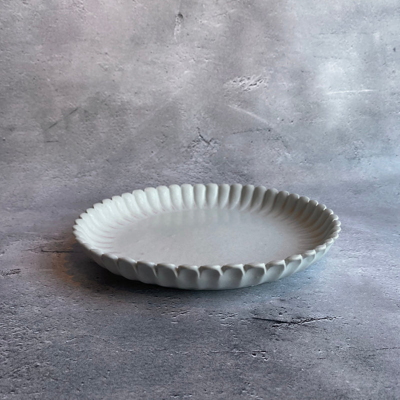 輪花8.5寸皿 白|作家 石川裕信 – nokaze|陶器、和食器、うつわの通販 輪花8.5寸皿 白|作家 石川裕信 – nokaze|陶器、和食器、うつわの通販