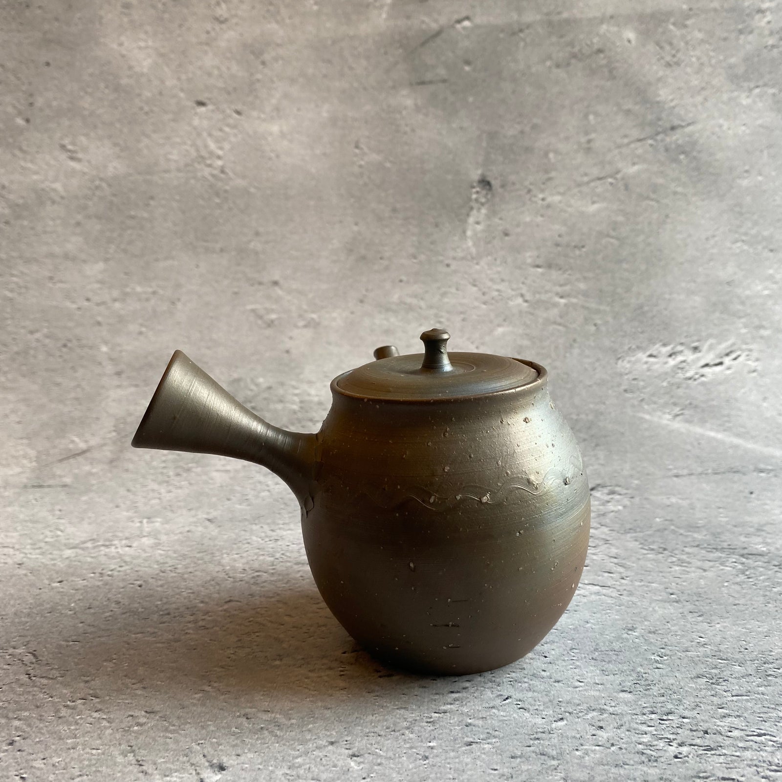 Red clay striped teapot (230ml) | Artist Yutaro Yamada (Tokoname Red clay striped teapot (230ml) | Artist Yutaro Yamada (Tokoname