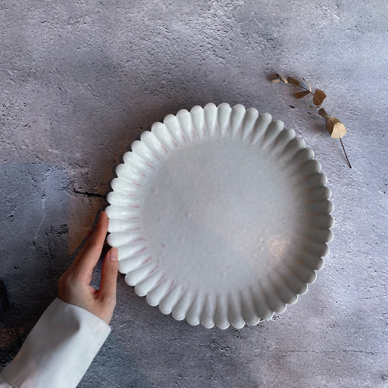 輪花8.5寸皿 白|作家 石川裕信 – nokaze|陶器、和食器、うつわの通販 輪花8.5寸皿 白|作家 石川裕信 – nokaze|陶器、和食器、うつわの通販