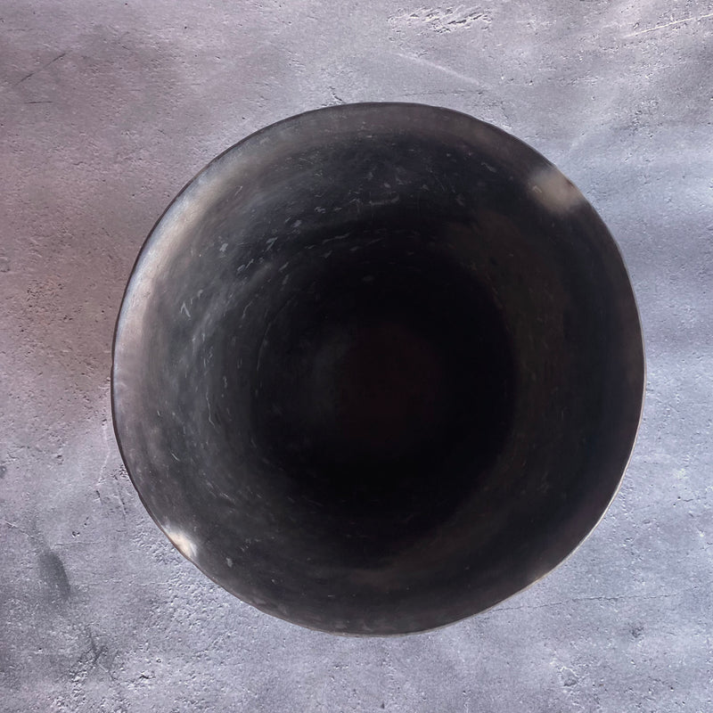 Artist: Hironobu Ishikawa [Store pickup only/No shipping] Carbonized porcelain vase (large trumpet)