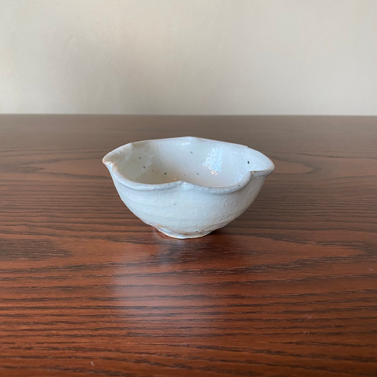 信楽焼　粉引輪花8寸鉢 古谷製陶所｜輪花鉢 ヒメ（8cm） - 北欧とインテリア雑貨の